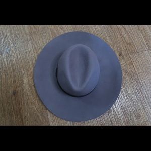 Grey wide brimmed fedora